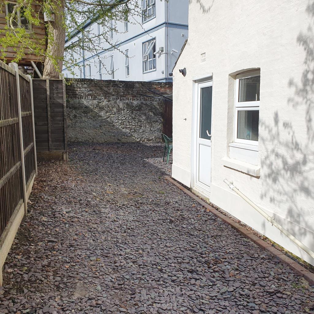 Lot: 7 - HMO FOR INVESTMENT - Courtyard garden